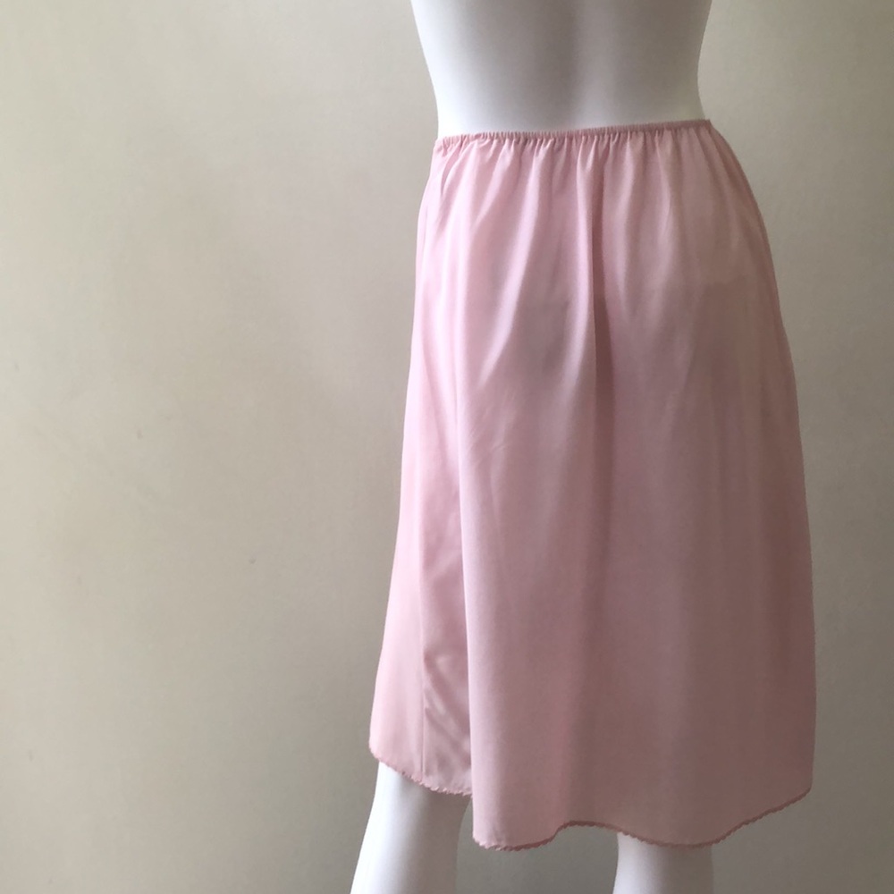 Natori. Neiman Marcus. Slip - Skirt. Lace detail. - Picture 2 of 5